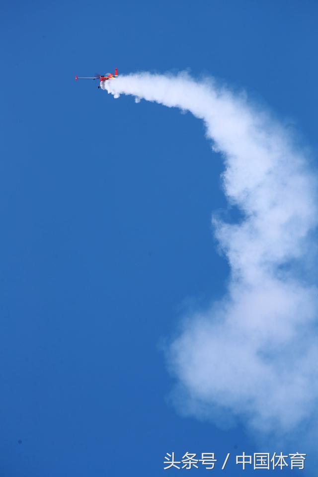 全运会航空模型比赛次日 美女轻装驾驶F16升空