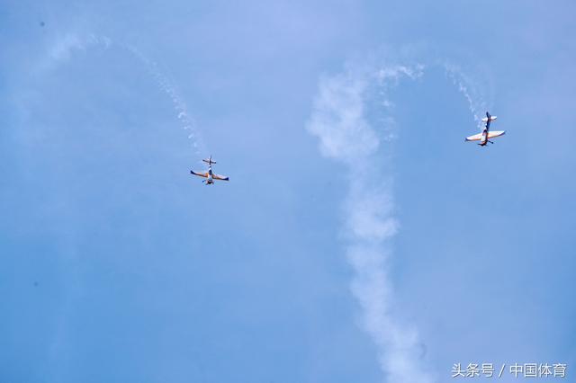 全运会航空模型比赛次日 美女轻装驾驶F16升空