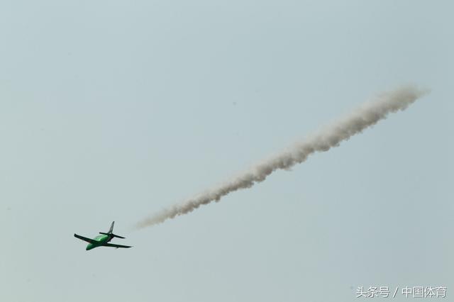 全运会航空模型比赛次日 美女轻装驾驶F16升空