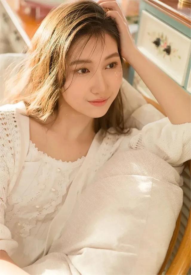 抱着乐谱弹琴的清纯气质美女：治愈系笑容写真