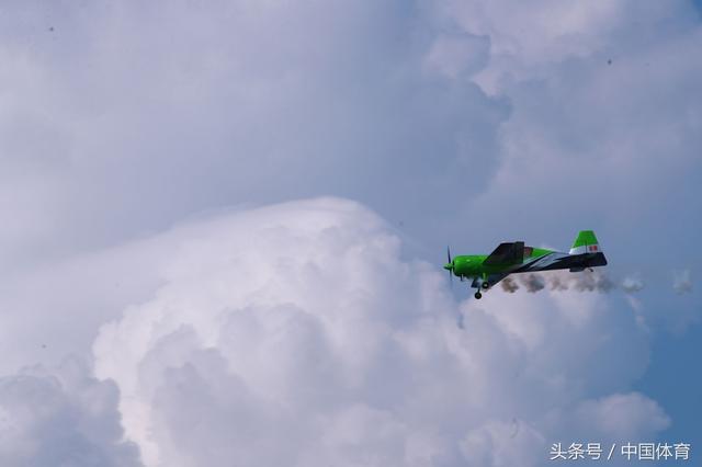 全运会航空模型比赛次日 美女轻装驾驶F16升空