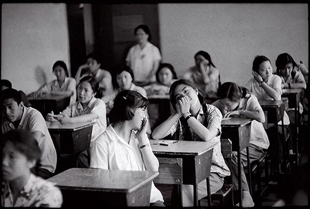 高中暗恋的美女偷给我充两年饭卡，10年后她穷困潦倒，我上门报恩