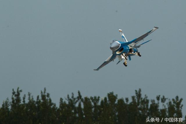 全运会航空模型比赛次日 美女轻装驾驶F16升空