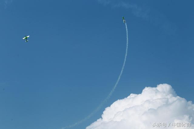 全运会航空模型比赛次日 美女轻装驾驶F16升空