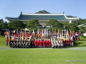 美女穿丁旗(大明在韩国：青瓦台三军仪仗队穿明代服饰迎外宾，挥舞龙和朱雀旗)