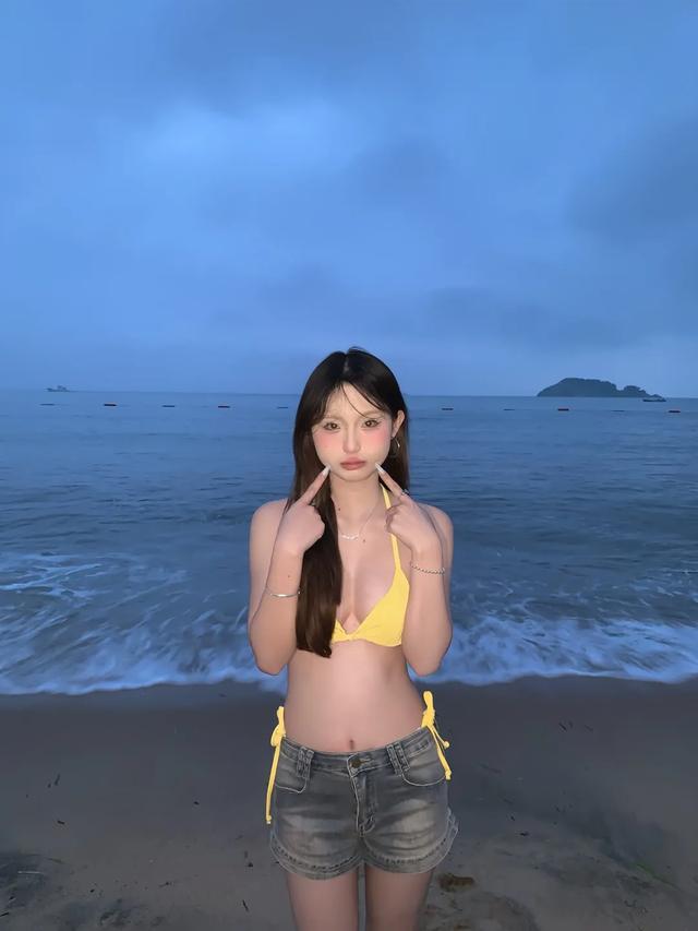 甜美少女：泳装美女的海岛写真