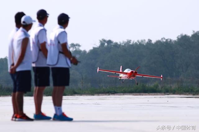 全运会航空模型比赛次日 美女轻装驾驶F16升空