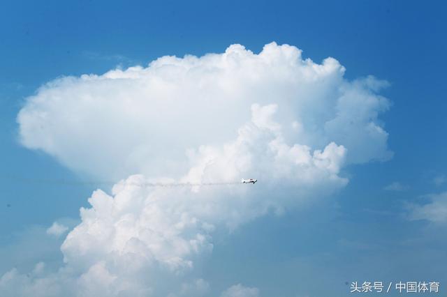 全运会航空模型比赛次日 美女轻装驾驶F16升空