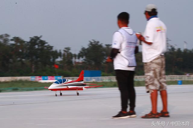 全运会航空模型比赛次日 美女轻装驾驶F16升空