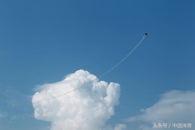 全运会航空模型比赛次日 美女轻装驾驶F16升空