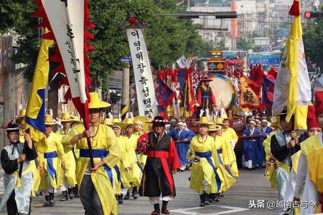 大明在韩国：青瓦台三军仪仗队穿明代服饰迎外宾，挥舞龙和朱雀旗