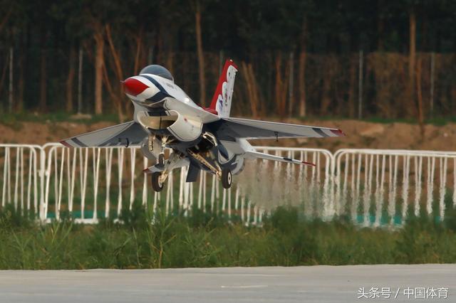 全运会航空模型比赛次日 美女轻装驾驶F16升空