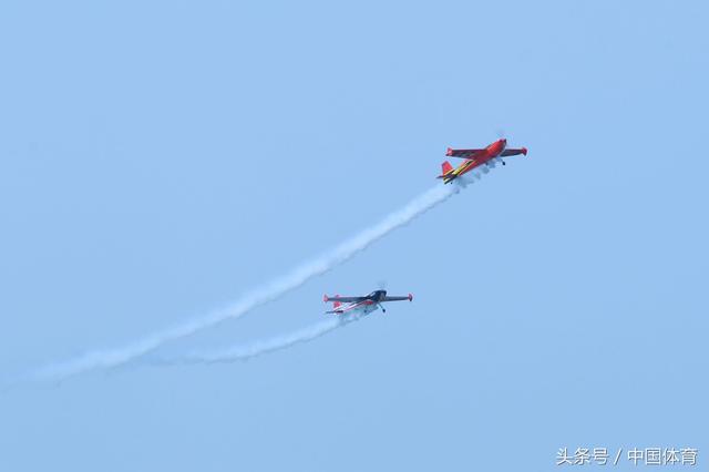 全运会航空模型比赛次日 美女轻装驾驶F16升空