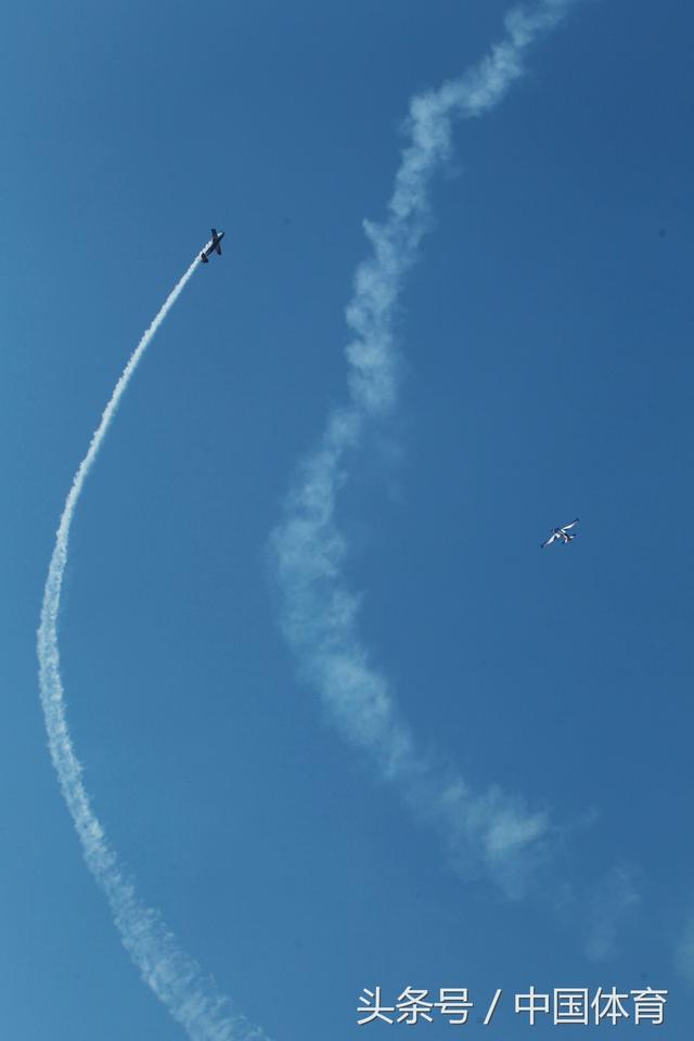 全运会航空模型比赛次日 美女轻装驾驶F16升空