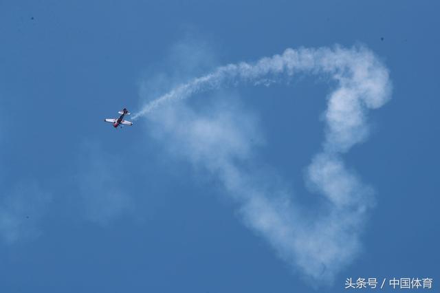 全运会航空模型比赛次日 美女轻装驾驶F16升空