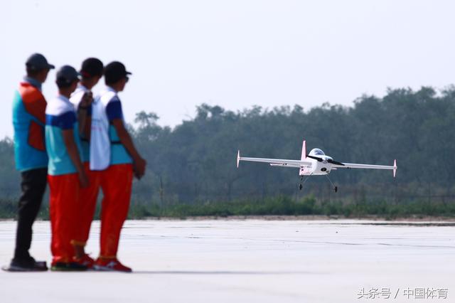 全运会航空模型比赛次日 美女轻装驾驶F16升空