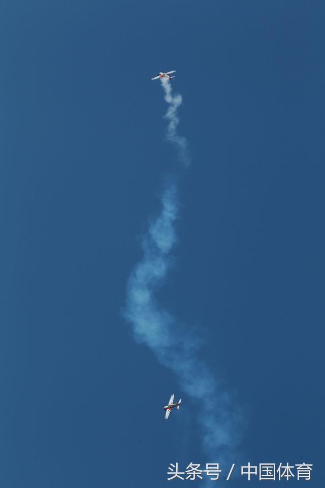 全运会航空模型比赛次日 美女轻装驾驶F16升空