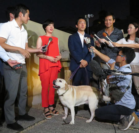 小泉进次郎与泷川雅美接受采访