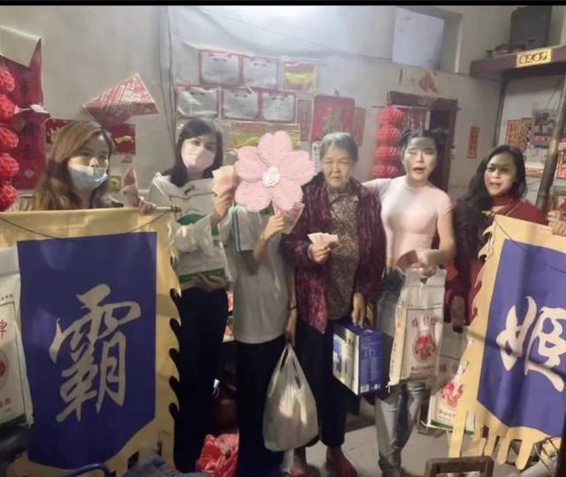 “波霸奶茶”老板娘因穿着性感被举报，回应：如此穿着是为带货助农，身材突出也有穿衣自由