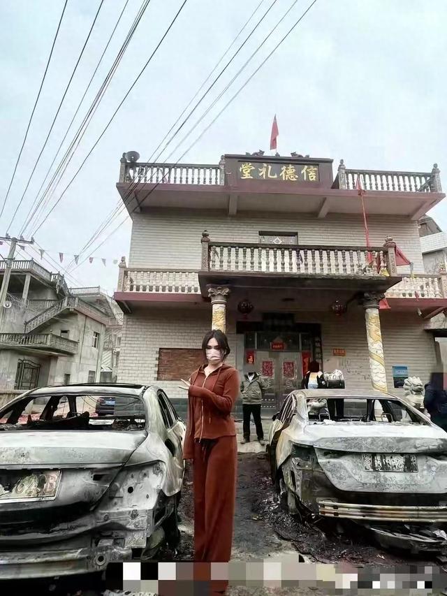 江西九江，祠堂前奔驰车被烧！车主淡定比耶拍照，一日涨粉超六千