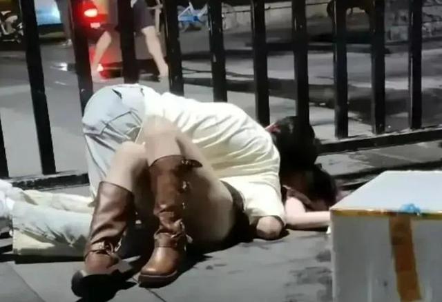 酒吧里醉酒美女不雅行为，男友阻拦无果，路人围观惊叹不已！