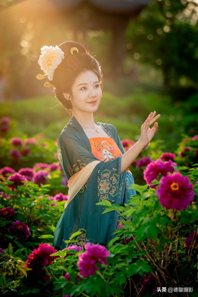 牡丹花开国色天香，花中美女楚楚动人