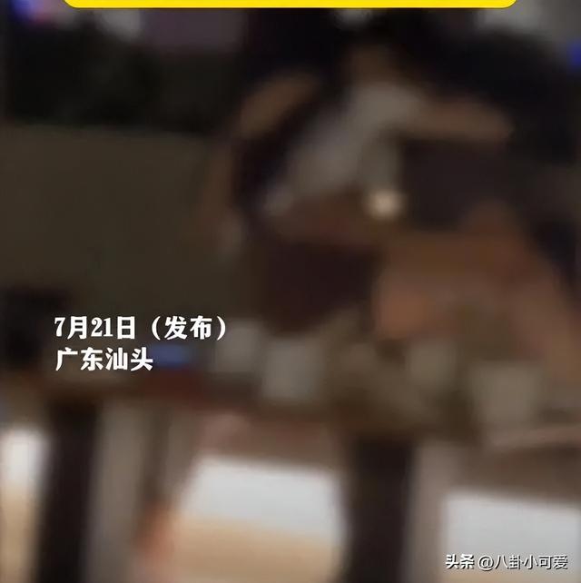 女子在咖啡店与男友激情亲吻，尺度大到被店家拉黑，怒给差评报警