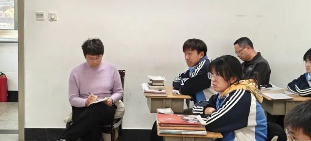 长岛中学组织开展主题班会课展示活动