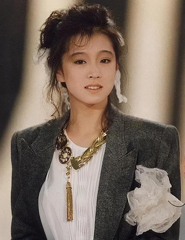 清冷美人中森明菜：替出轨的男友道歉，59岁没结婚，依然很漂亮