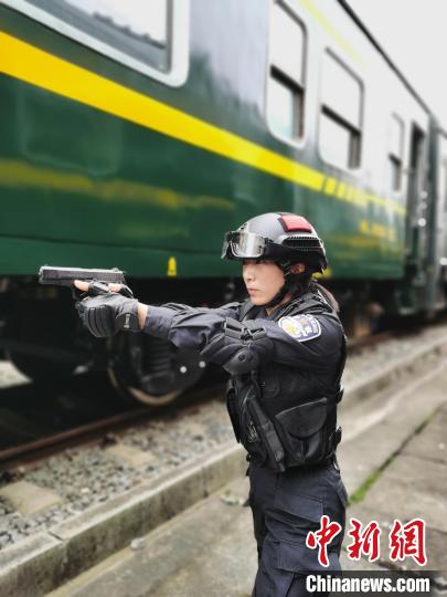 铁路女特警余艳玲：从恐高女孩到“铿锵玫瑰”