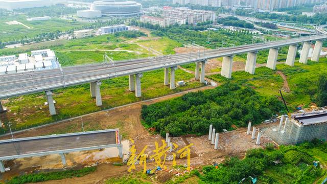 济莱高铁历城站东侧在建高架匝道，跨越邢村立交和高速路，直通经十路