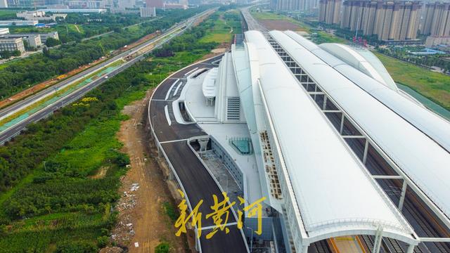 济莱高铁历城站东侧在建高架匝道，跨越邢村立交和高速路，直通经十路