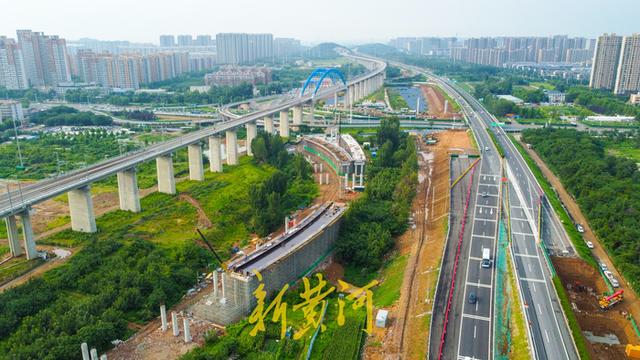 济莱高铁历城站东侧在建高架匝道，跨越邢村立交和高速路，直通经十路