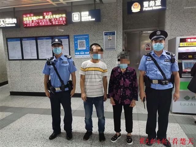 男子冲赶地铁，门关后才发现老岳母跟丢了