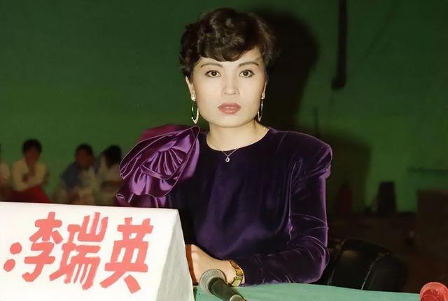 央视国脸李瑞英：稳坐主播28年，却因儿子坠楼，被批“六亲不认”