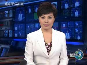 女主播直播舔儿子(央视国脸李瑞英：稳坐主播28年，却因儿子坠楼，被批“六亲不认”)